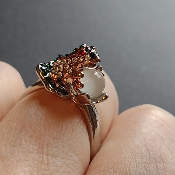 Jewelry - Silver and green rhinestone Frog ring. Frog is holding a dew drop